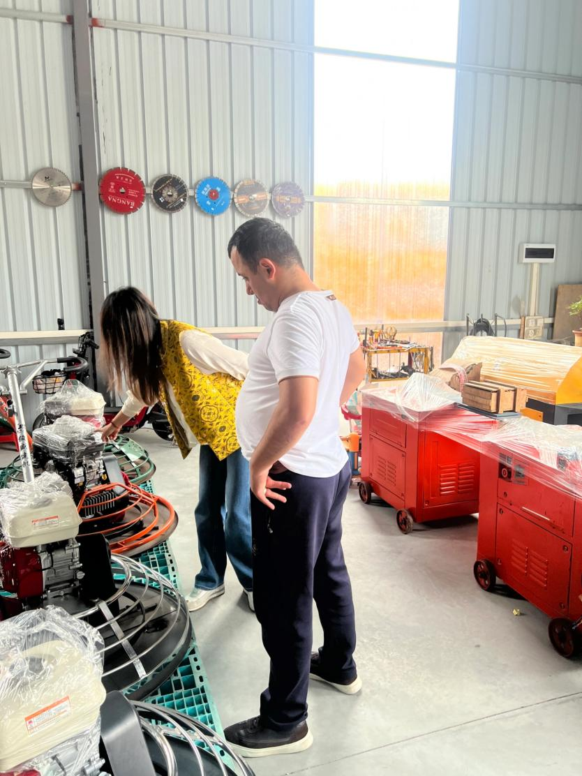 Global Customers များသည် Guangzhou အဆက်အသွယ်တောင်တန်းကုန်သွယ်ရေးကုမ္ပဏီသို့စုရုံးသည်။