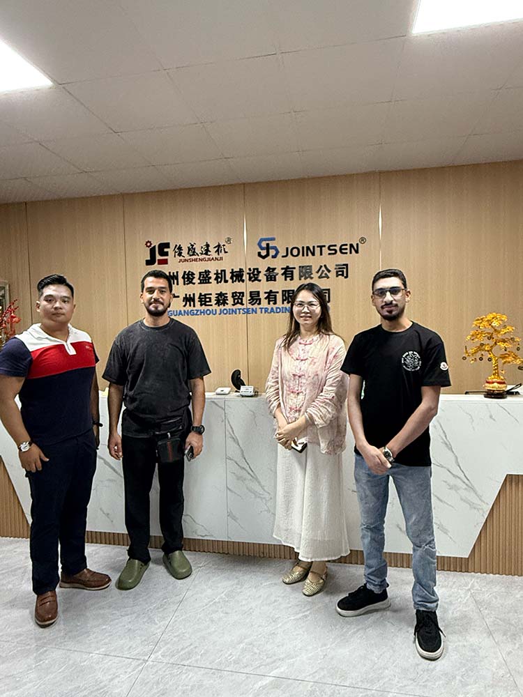 Canton Fair တွင် ကမ္ဘာလုံးဆိုင်ရာ မိတ်ဖက်များ ပြန်လည်ပေါင်းစည်းခြင်း- ကွန်ကရစ် ဆောက်လုပ်ရေး စက်ပစ္စည်းများတွင် တိုးချဲ့ပူးပေါင်းဆောင်ရွက်မှုအတွက် လေးလေးနက်နက် ဆွေးနွေးမှုများ